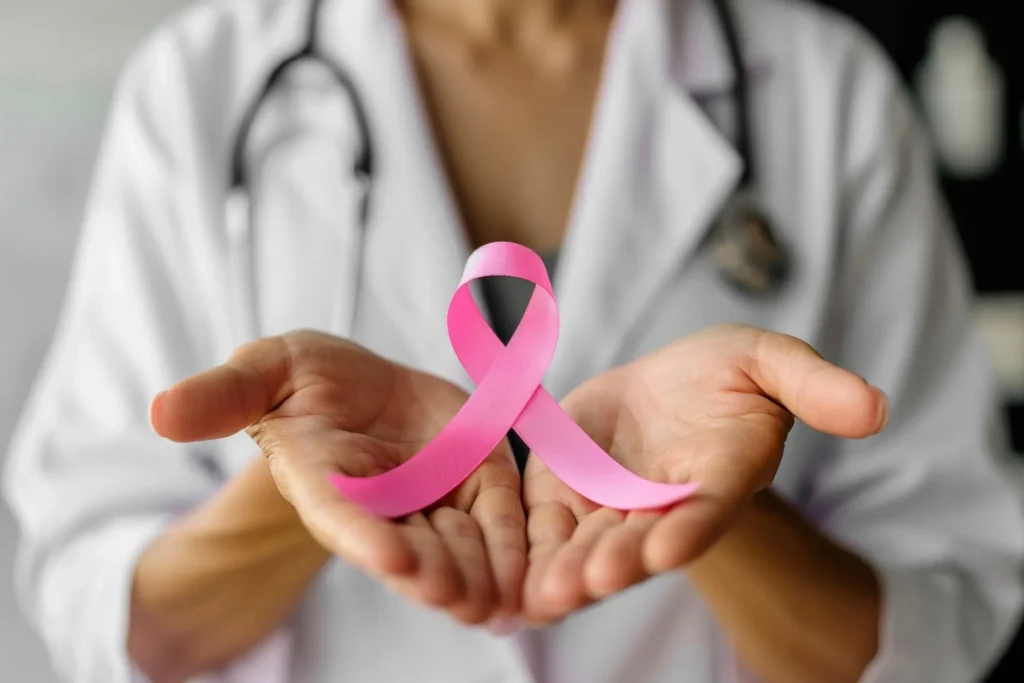 Анасы көріп тұрғанда ағасы мен әпкесінің порно фильмдерін көріңіз